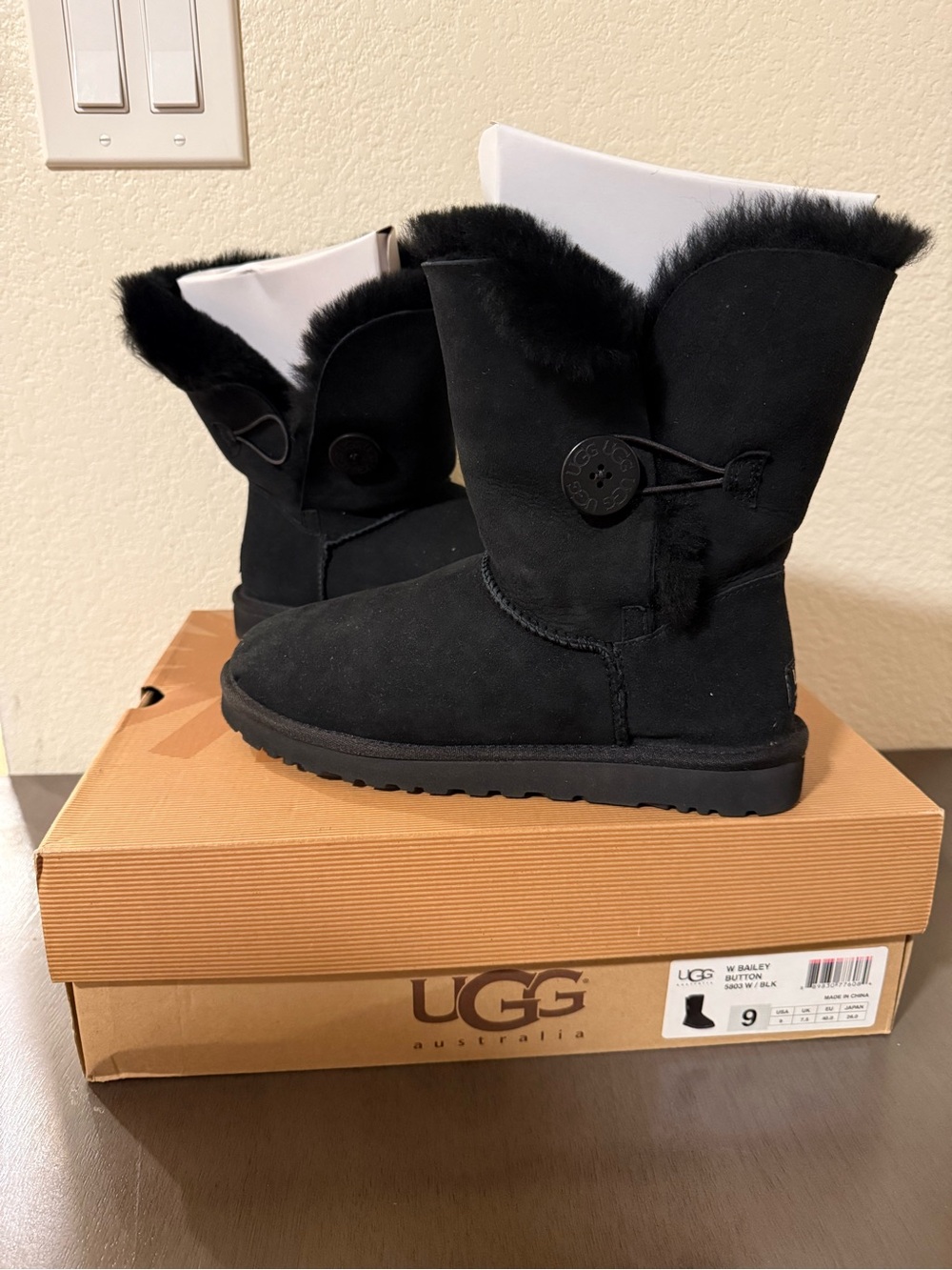 UGG Women's Bailey Button-Detail Short Boot - Black size 9 - Picture 2 of 4